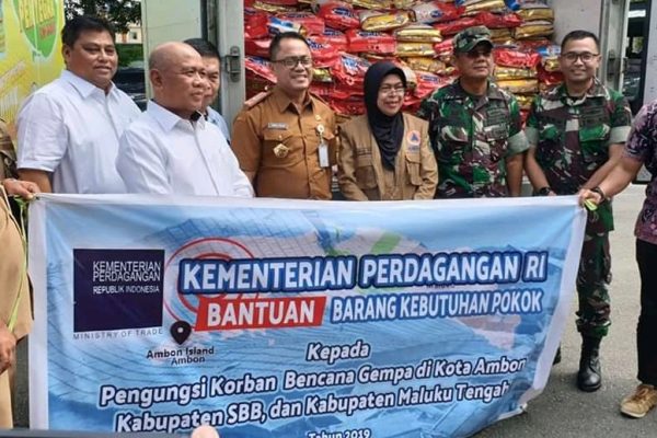 Disaksikan Sekda Maluku, Dirjen PDN Menyerahkan Secara Langsung Bantuan untuk Pengungsi Maluku