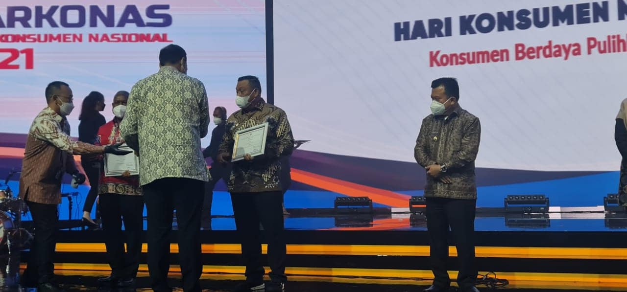 Gubernur Provinsi Maluku, Bpk.Murad Ismail saat sesi Penganugerahan