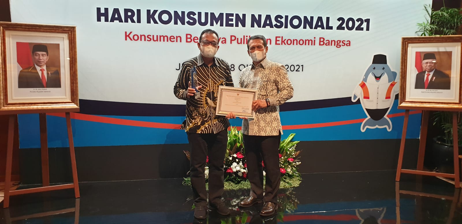 Kepala Dinas Perindag Maluku,Elvis Pattiselanno saat mendampingi Gubernur Maluku dalam Acara Puncak HARKONAS 2021